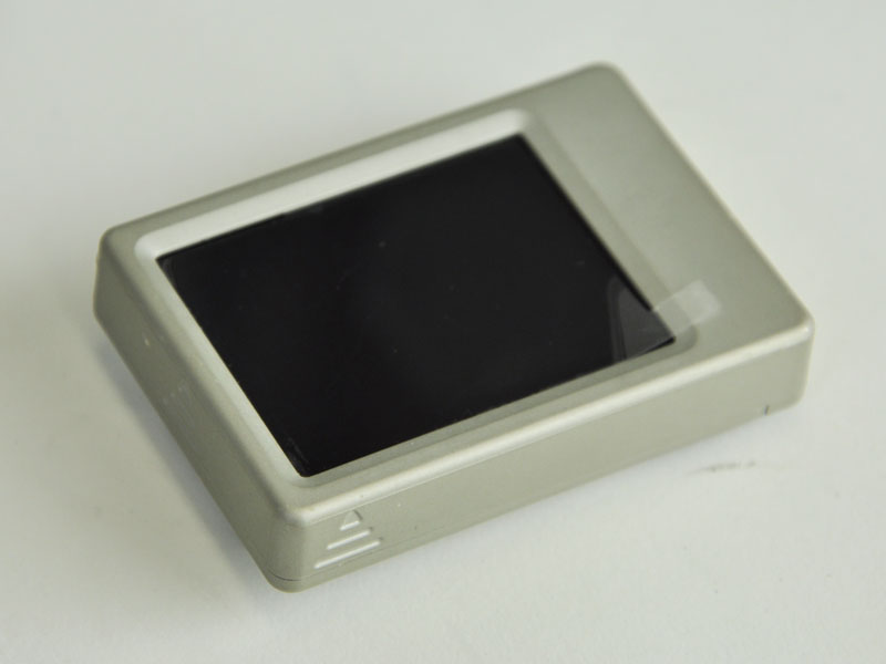 オプションの液晶ディスプレイ「LCD BacPac」は、本体背面に簡単に装着できる。