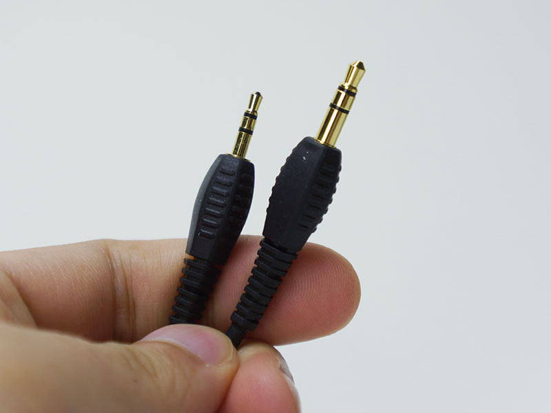 付属の有線接続用ケーブル。ヘッドフォンとの接続は2.5mmのミニミニプラグ