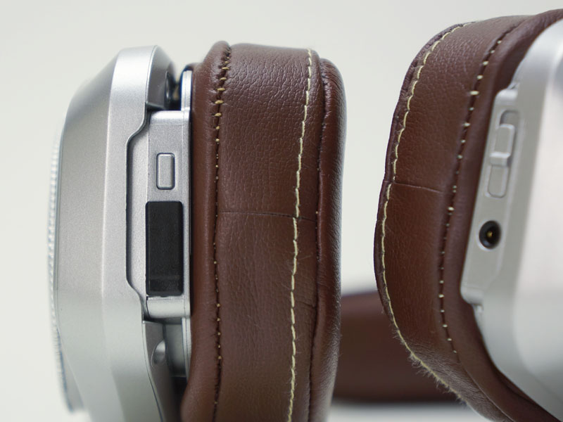 底部の左にある小さな銀色のボタンがBluetooth用のボタン