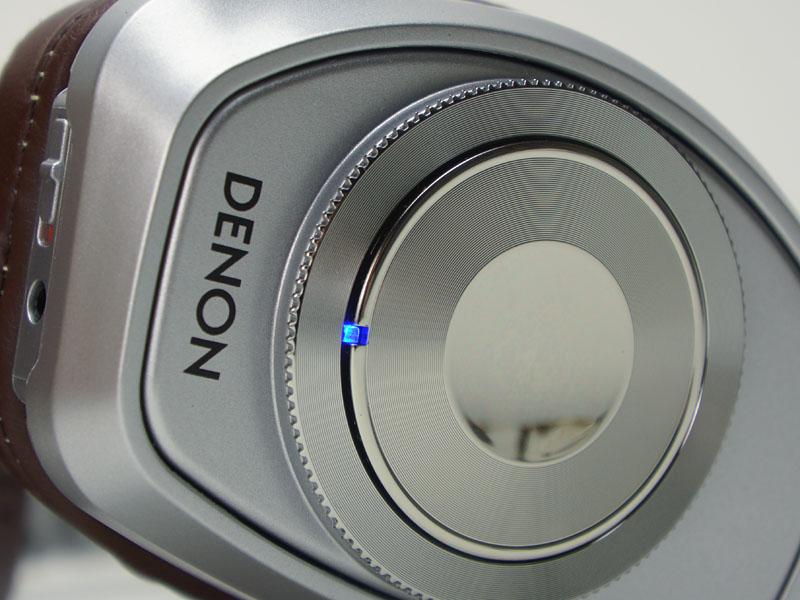 ペアリングなど、Bluetoothの状態はランプの色や点滅パターンで把握できる