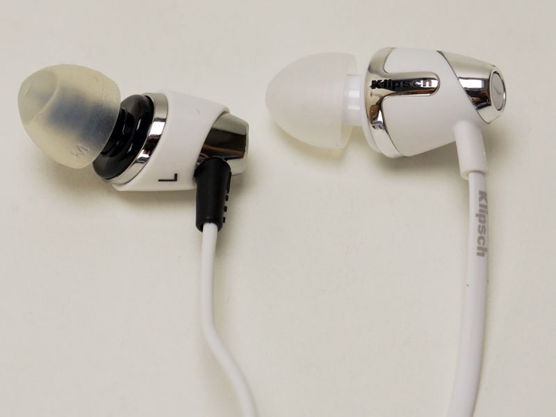 左が従来モデル、右が新モデル。カラーリングとデザインが変化した