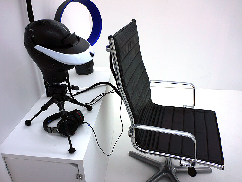 椅子とPROTOTYPE-SRと、ヘッドフォンのMDR-1R