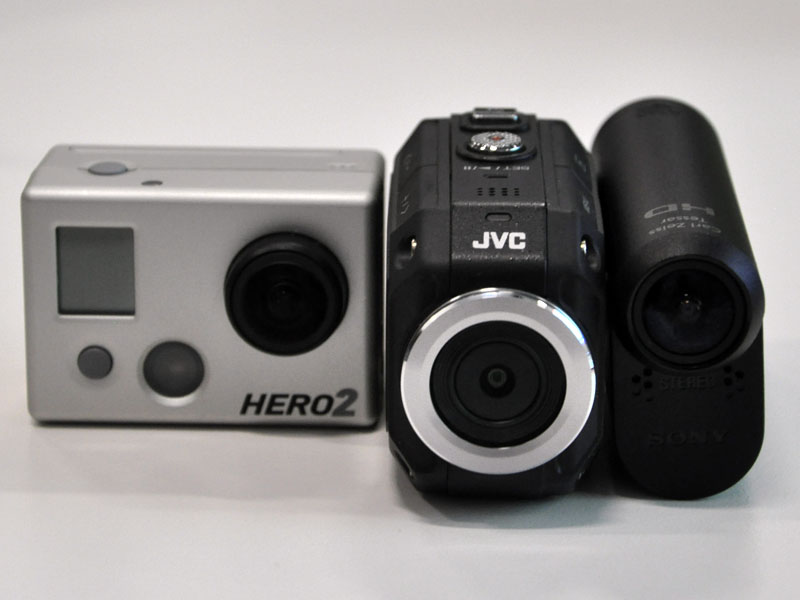 GoPro HD Hero2(左)、JVC GC-XA1(中央)、ソニー HDR-AS15(右)