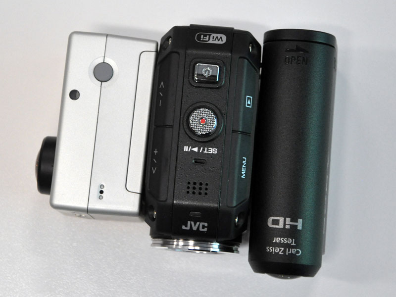 GoPro HD Hero2(左)、JVC GC-XA1(中央)、ソニー HDR-AS15(右)