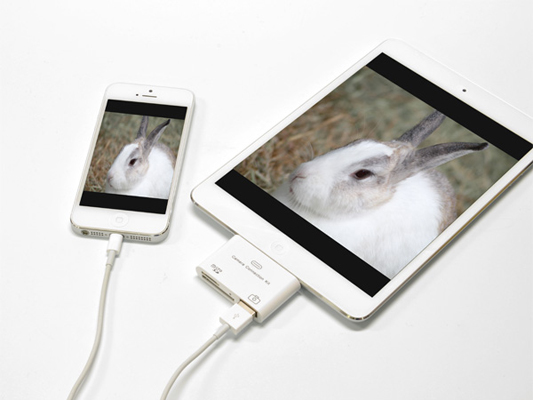 別売USBケーブルでiPhoneやデジタルカメラを接続可能