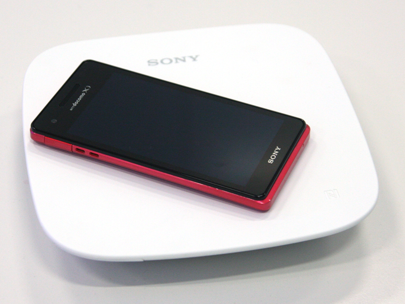 NFC対応スマートフォンをのせて、画像転送ができる