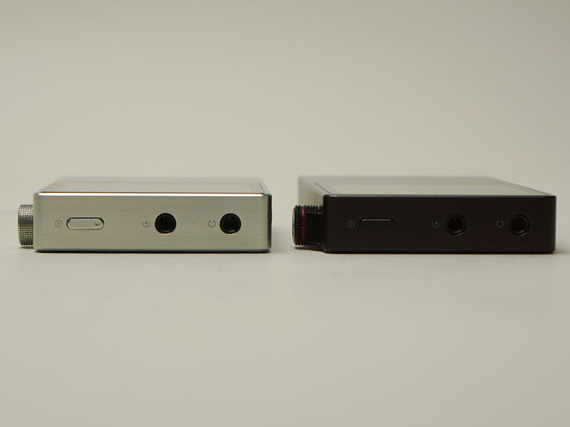 左がAK100、右がAK120。横幅や高さは同じで、縦が少し長くなっている