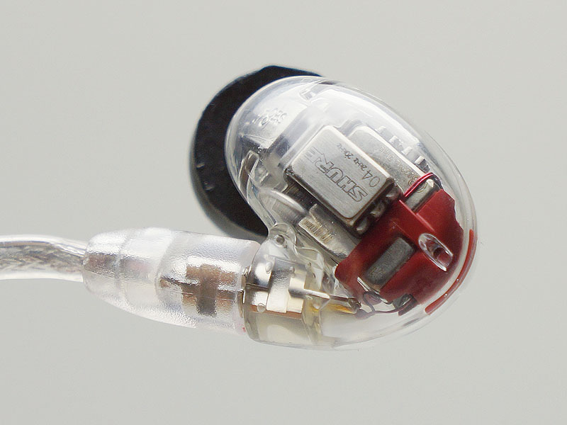 SE846。筐体が透明なので、内部パーツがよく見える