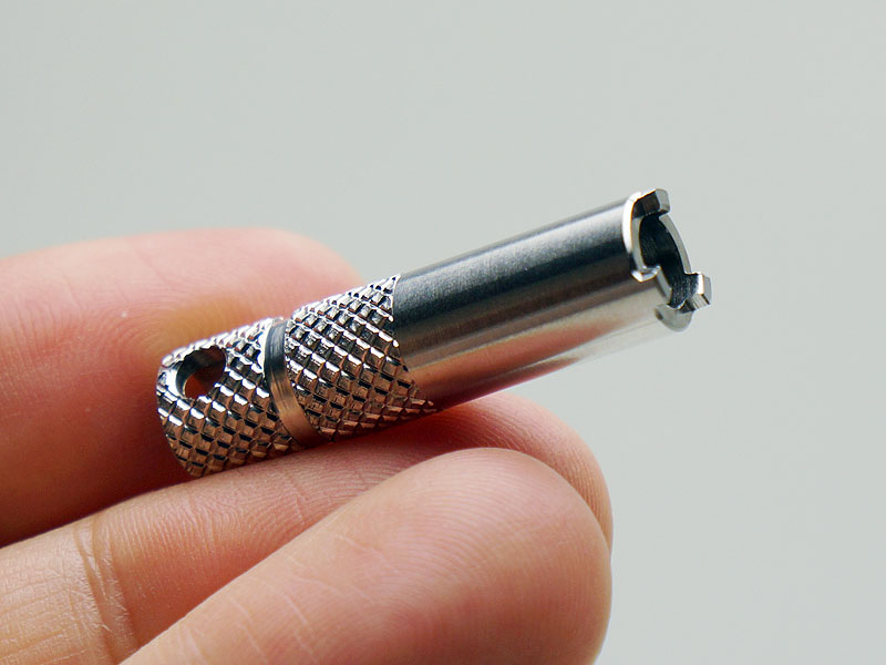 付属の工具。これでノズルの取り外しを行なう