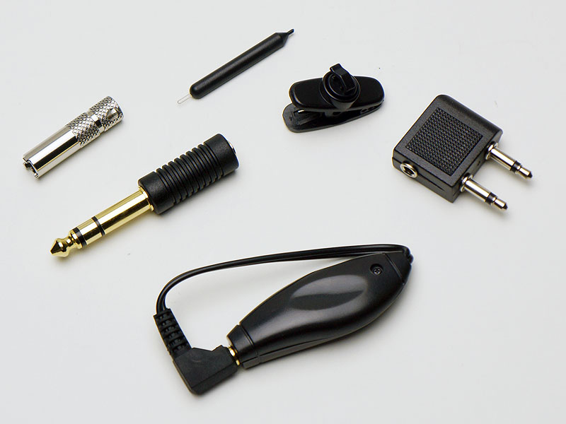 航空機用プラグアダプタなども同梱する