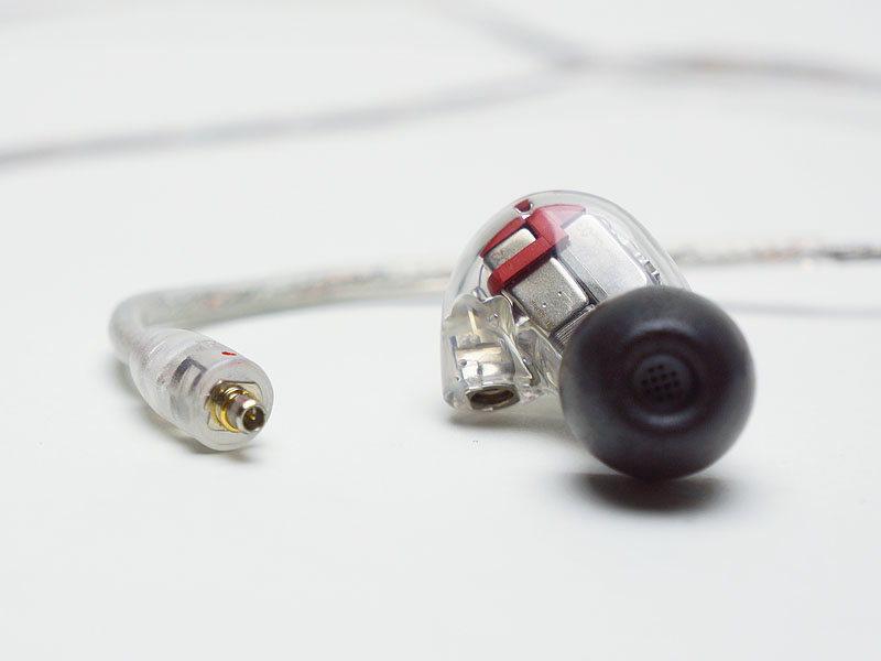 ケーブル着脱も可能。端子はMMCXを採用