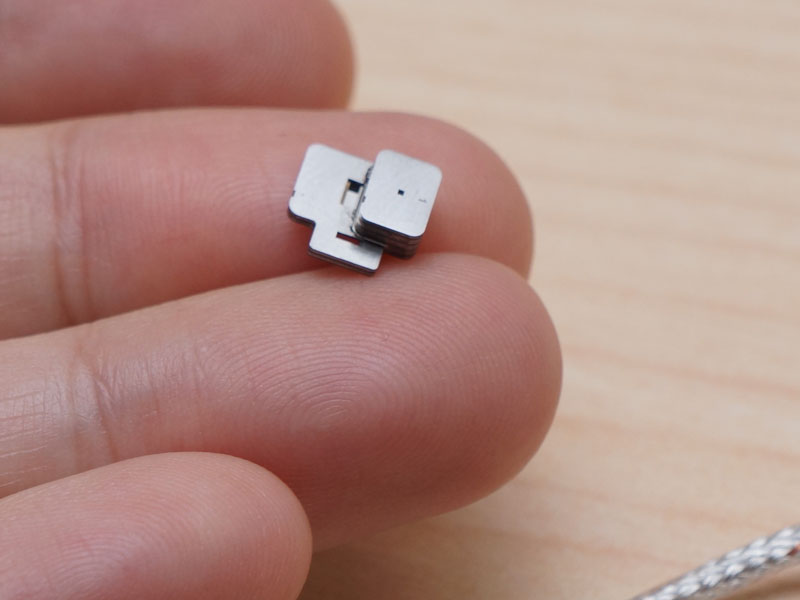 ローパスフィルタの実物。極めて小さいパーツだ