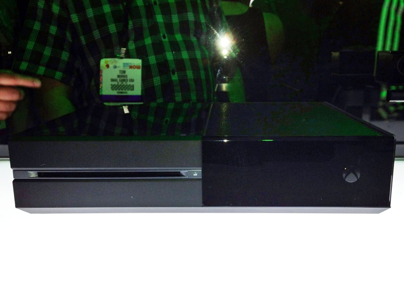 Xbox Oneの本体正面。基本は横置き。光学ドライブ(BD)は左側に搭載されている。正面に端子類は見受けられず、光学ドライブはスロットイン式