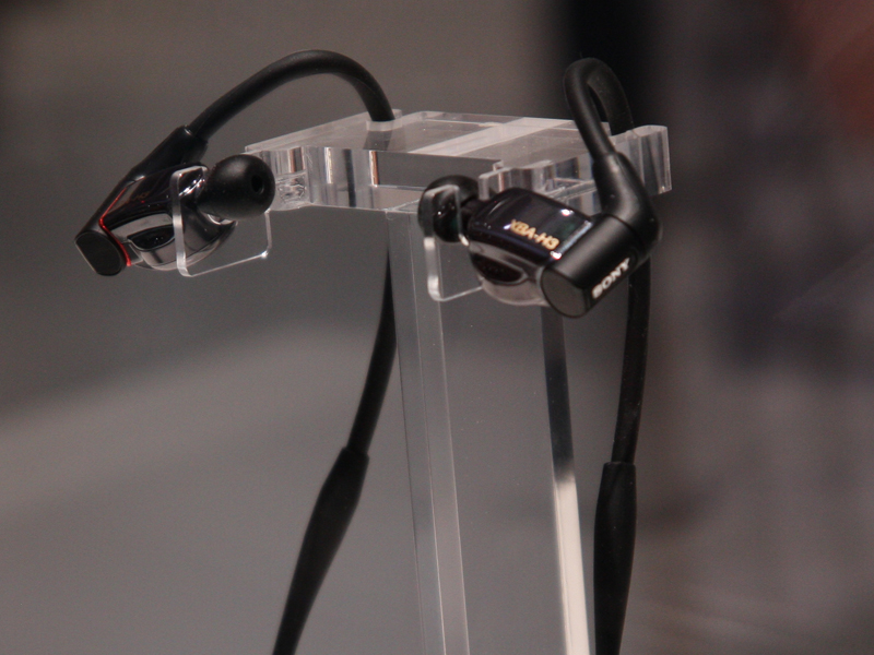 日本でも発表された、ダイナミック型とバランスド・アーマチュアユニット搭載のカナル型イヤフォン「XBA-H3」も参考出展