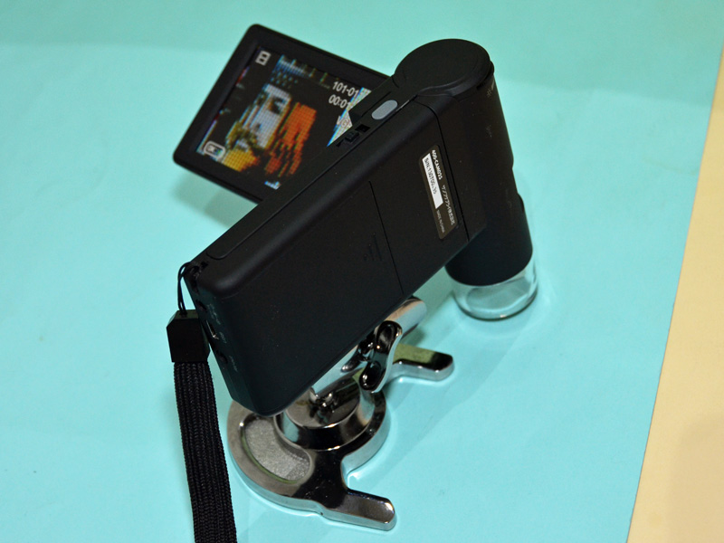 三脚を取り付けた場合はこんな感じで活用することを想定しているようだ