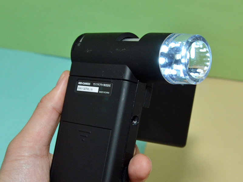 撮影レンズ外周に実装されている8個のLEDで撮影対象に光を当てられる