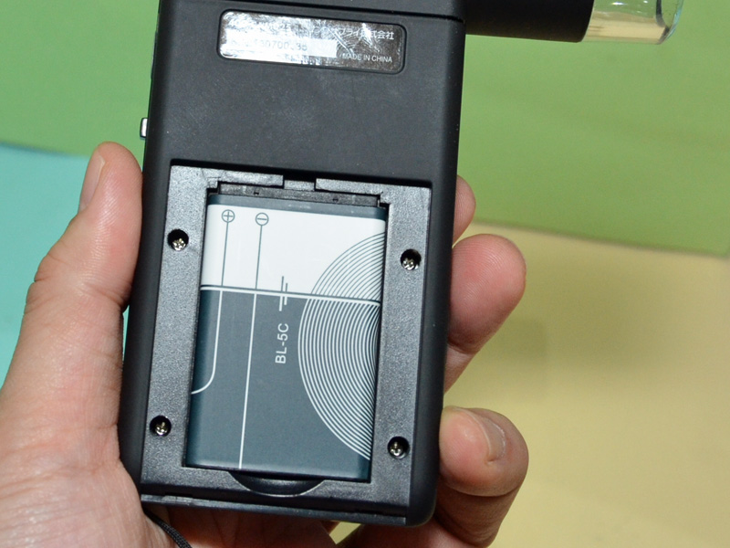 バッテリは充電式のリチウムイオン電池