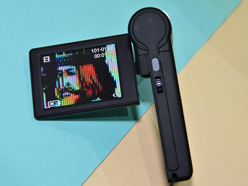 液晶パネルを広げると電源が入る。グレーのスイッチが撮影シャッター。その下はデジタルズーム調整用ダイヤル