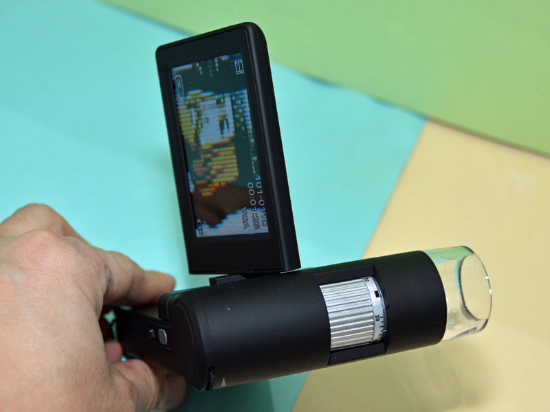 銀色の部分がフォーカス調整用ダイヤル