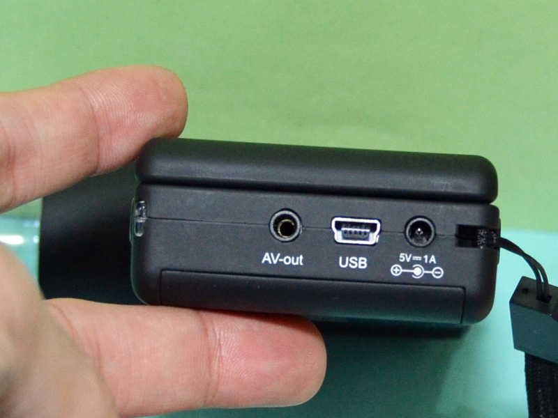 底面にはAV端子とUSB端子。そしてDCコネクタがある