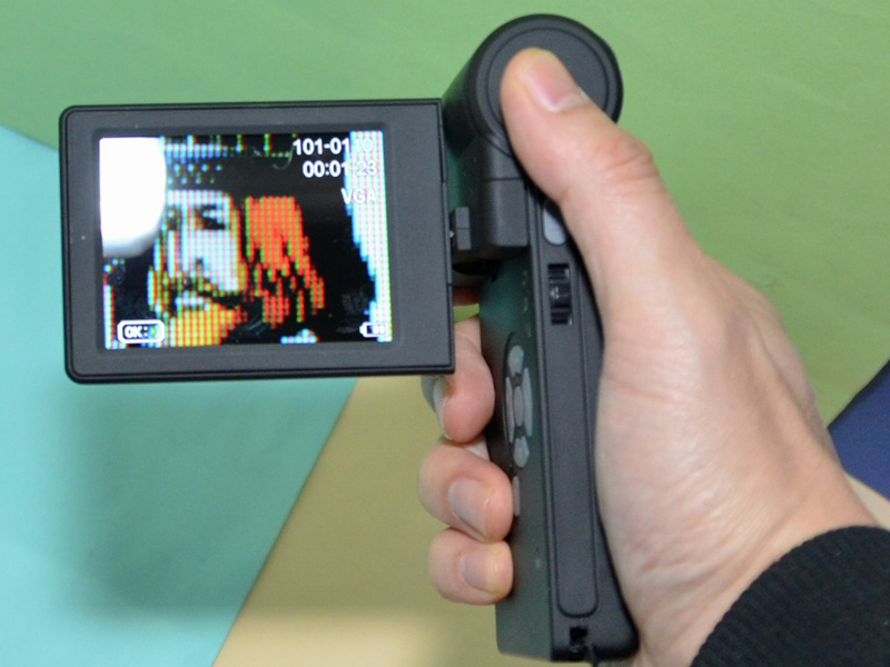 ガングリップスタイルで握ると親指をかなり曲げないとシャッターボタンに親指が届かない