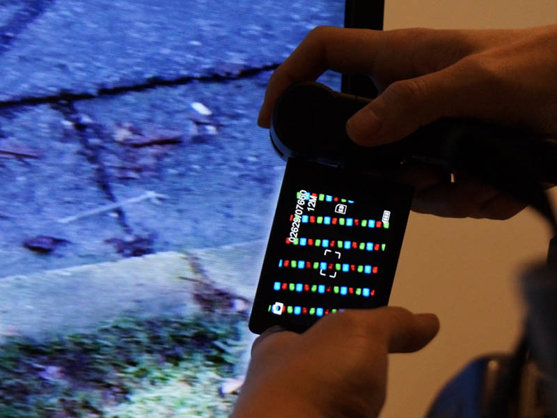 CES会場で400-CAM025で画素を撮影する筆者