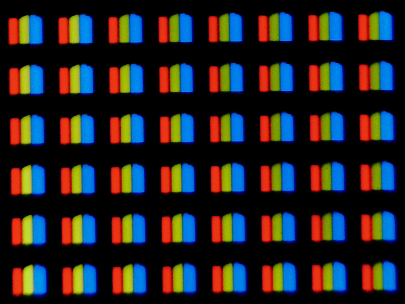 CES会期中に撮影したLGの4K有機ELテレビの画素写真。明るすぎたためこのようにぼやけてしまった。それにしても、有機ELは、画素の実体サイズと比較して、格子筋の幅が大きいことがわかる