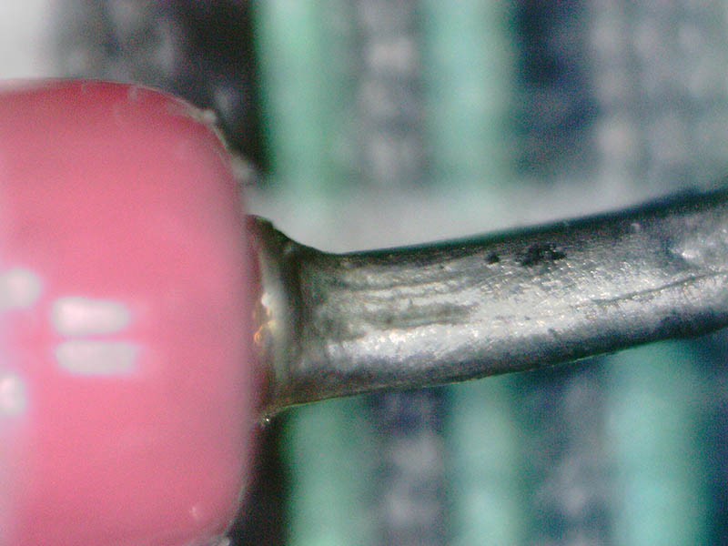 同じくコンピュータ基板をほぼ同一位置から300倍で撮影。