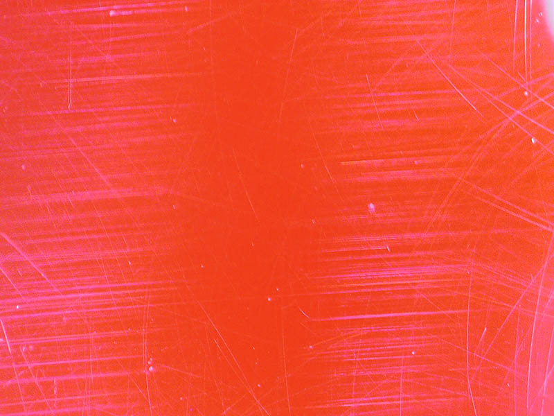 LEDライトを付けて同一箇所から撮影すると、このように細かい傷が。ほぼ透明なボディコート層の浅いキズもLEDライトを点灯することで浮かび上がらせることができるのが面白い。ちなみに、ここは、肉眼ではツルツルにしか見えない場所。