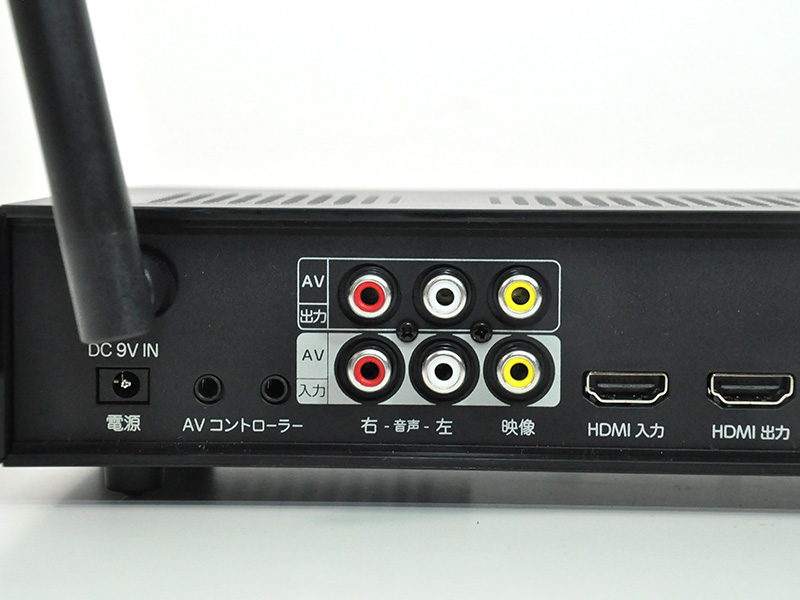 背面にはHDMI入出力、AV入出力端子をそれぞれ用意。BDレコーダとDVDプレーヤーなど、2台の機器も同時に接続できる