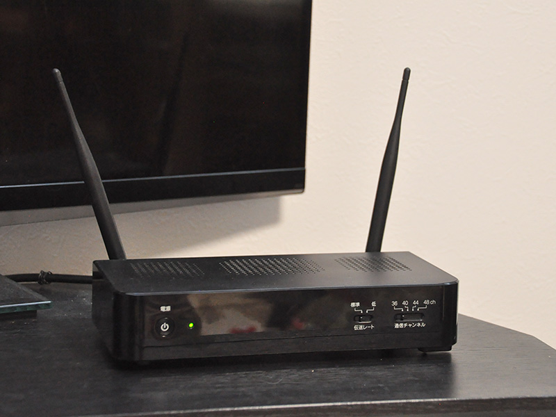 送信機を設置。HDMIケーブル2本を接続する関係でテレビの近くに置かざるを得ず、置き場所はちょっと悩ましかった