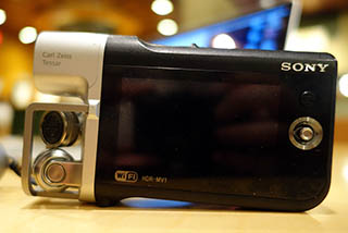 ミニレビュー】取材記録は音から「映像」へ。ソニー「HDR-MV1」を取材
