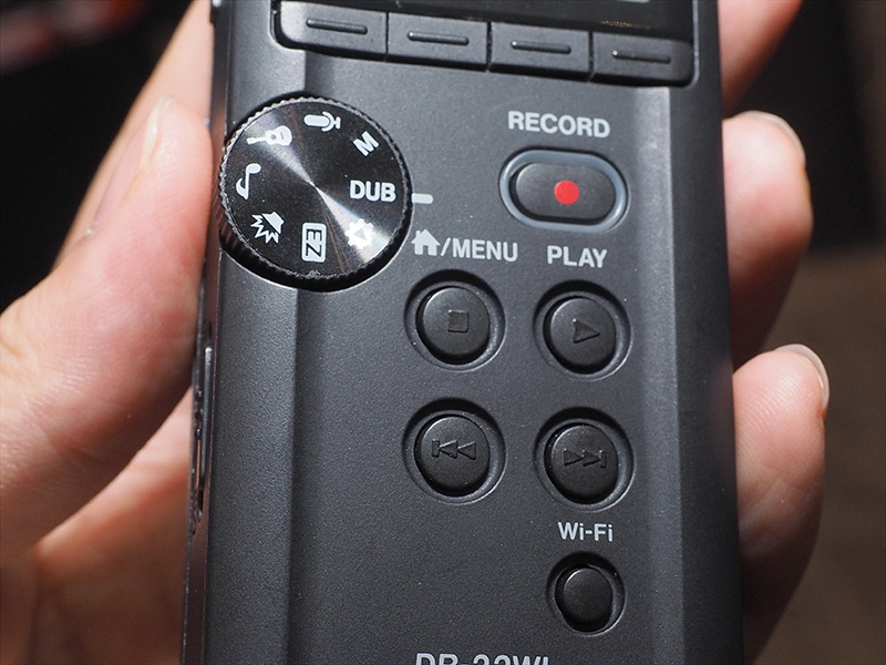 DR-22WLは、大きなシーンダイヤルを装備