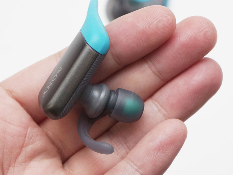 耳のくぼみにもフィットし、落ちにくくするアークサポーターを同梱している