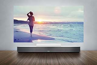 リビングに147型の4K映像空間創出。ソニー超短焦点プロジェクタ