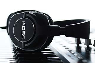 KOSS、デイジーチェーン接続できるモニターヘッドフォン「Pro4S」など3