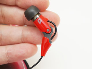 ロボットの腕型イヤフォン? アニソンにも最適、TDKブランド新シリーズ