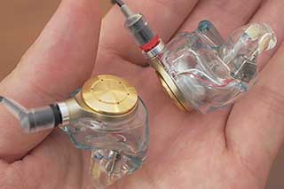 テイラーメイド”カスタムイヤフォン「Just ear」。松尾氏が見せる