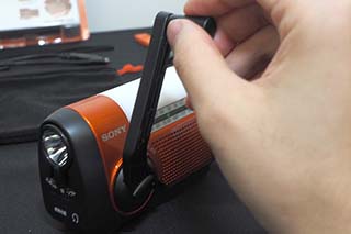 ソニー、ワイドFM対応の手回し/太陽光充電ラジオ。スマホ給電も - AV Watch