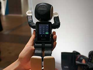 シャープ、モバイルロボット電話「RoBoHoN」'16年発売 - AV Watch