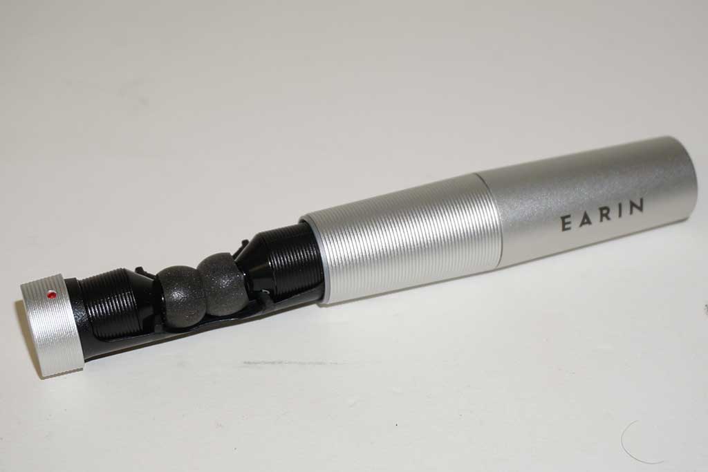 EARINをカプセルに入れて充電