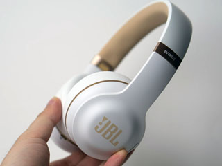 レビュー】ヘッドフォンも耳に合わせてカスタムする時代!? JBLの意欲作