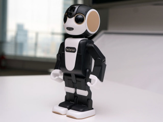 RoBoHoN ロボット 本体と充電器 151005sharp640x480.jpg