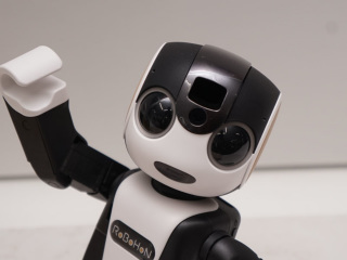 ロボット電話「RoBoHoN」5月発売で198,000円。対話や歩行ができ