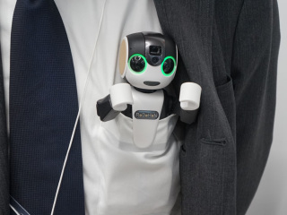 ロボット電話「RoBoHoN」5月発売で198,000円。対話や歩行ができ