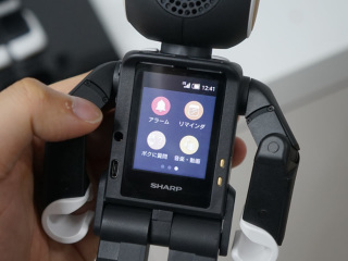 ロボット電話「RoBoHoN」5月発売で198,000円。対話や歩行ができ、映像