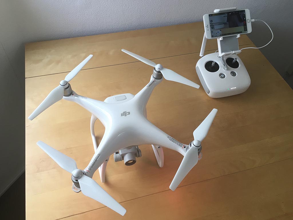 Phantom 4の本体とコントローラー。コントローラーに、iPhoneやiPad、Android端末などのモバイルデバイスを接続して使用する