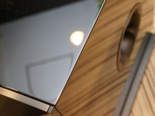 ヤマハ、1kWのアンプを内蔵したハイエンドサブウーファにピアノ