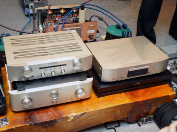 音に磨きをかけ、駆動力も向上したマランツのプリメイン/CD入門機