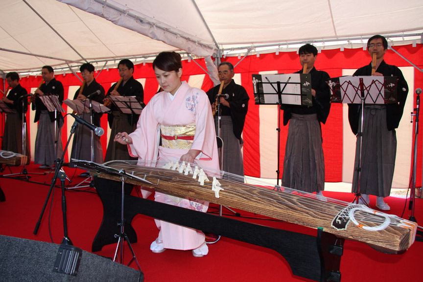 <small>式典会場前ではNEXCO中日本の社員による琴と尺八の演奏で来場者をお出迎え</small>
